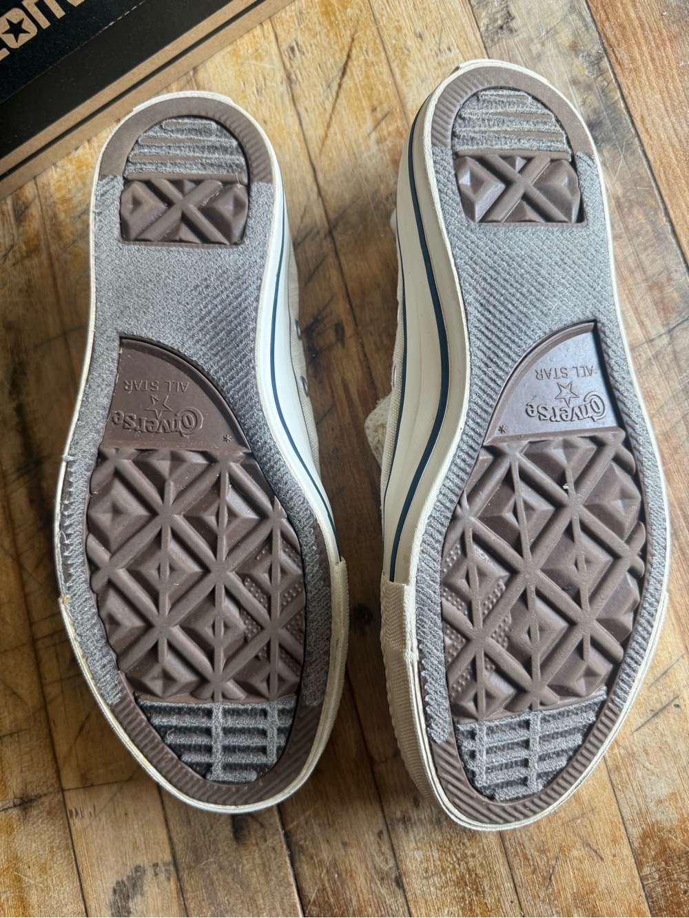 Converse Low Top Ladies Sneakers in Cream with Navy Trim size 8 - Picture 7 of 9